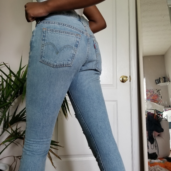 light washed Levi ripped jeans - Picture 3 of 4